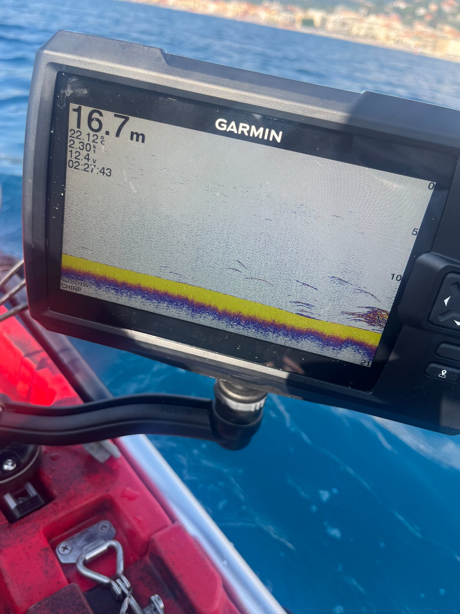 Ecoscandaglio Garmin Striker Vivid 7SV in uso dal kayak nel Mar Ligure